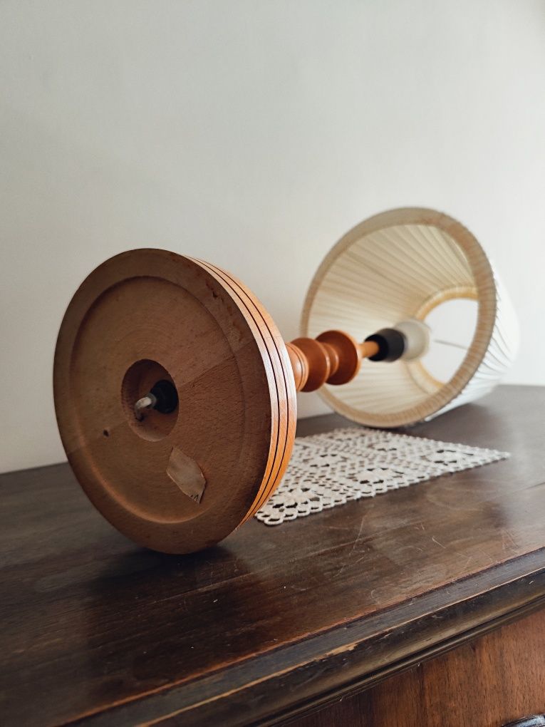 Elegancka drewniana lampka nocna z kremowym abażurem Retro PRL