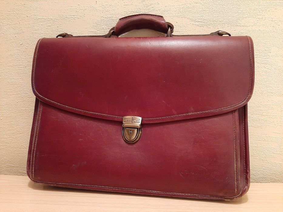 Skórzana teczka mieszcząca A4