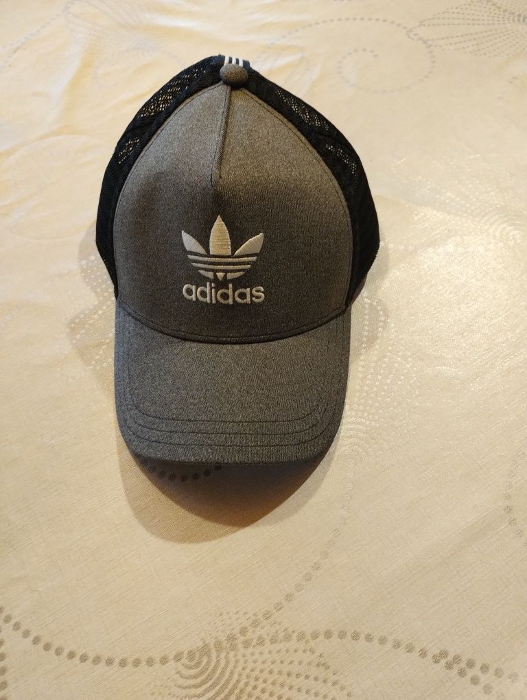 Czapeczka Adidas z daszkiem damska