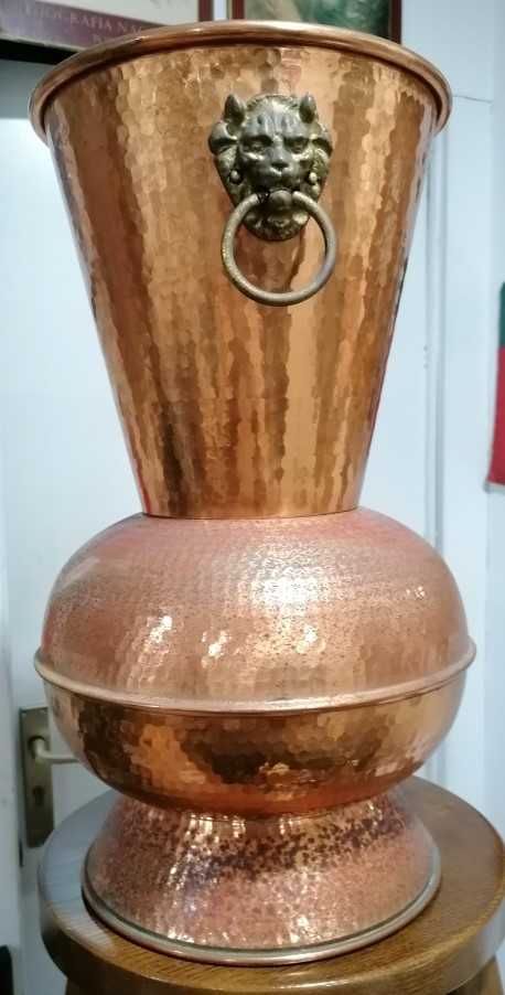 Vaso / floreira em cobre, com carranca de leão nas pegas