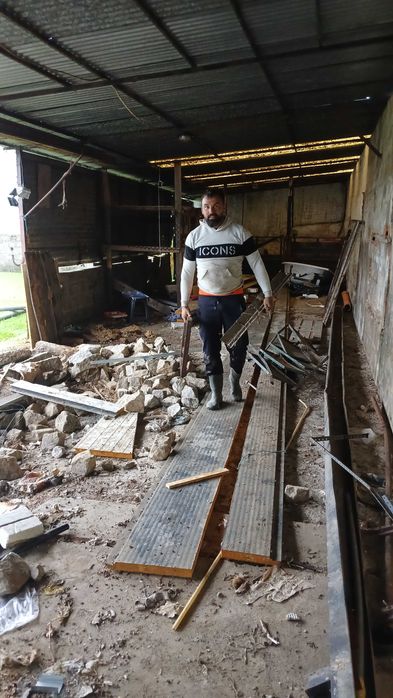 Servicos pedreiro/trolha/ pintura/ pischelaria etc