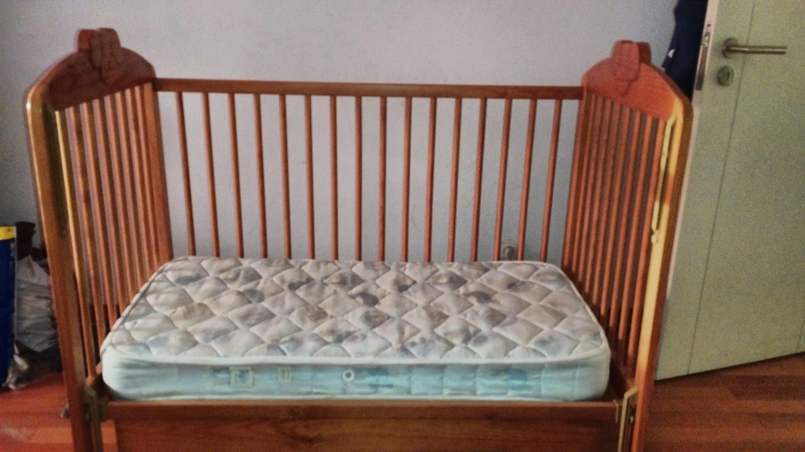 Cama de bebe com grades . Marca TRAMA