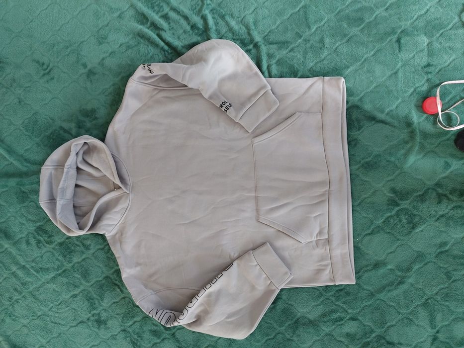 Męska bluza z kapturem wyściełana w środku cienkim polarem