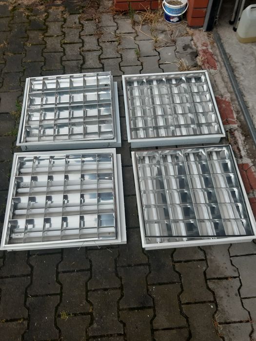 Lampa sufitowa 4 sztuki wymiary 60 na 60 cm, sprawne