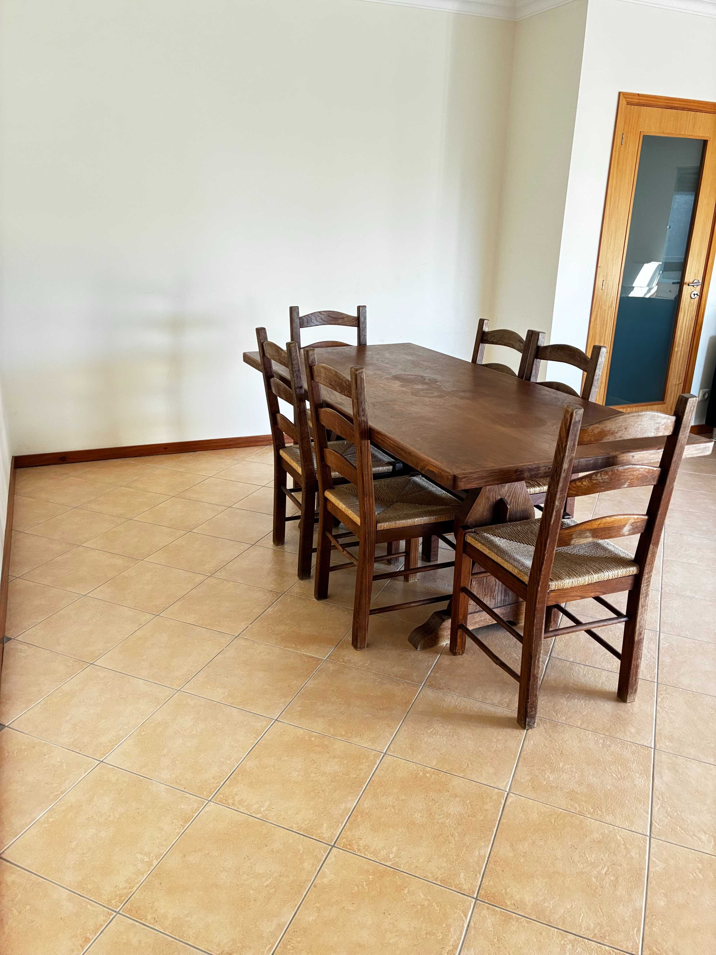 Mesa em castanho com 6 cadeiras