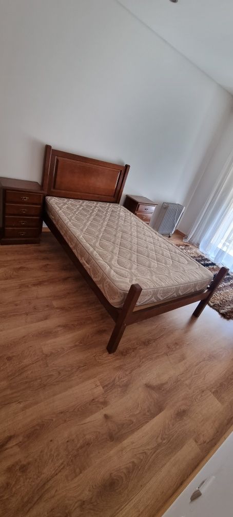 Cama corpo e meio, estrado, colchão e mesas cabeceira