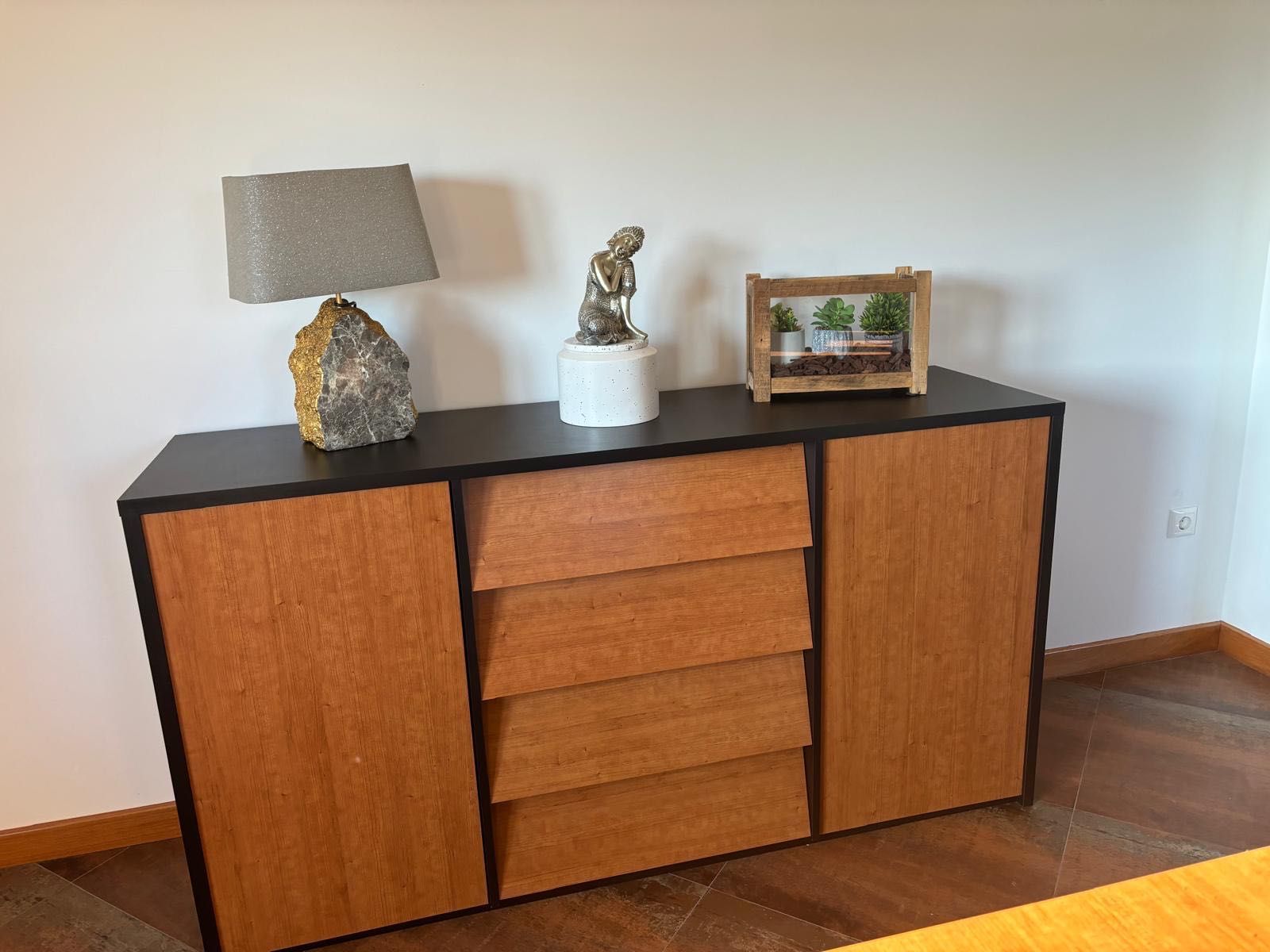 Conjunto Mesa e Cadeiras + Aparador