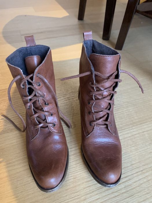 Botins castanhos em pele
