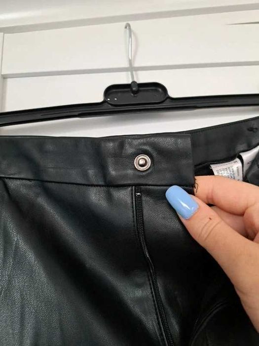 Spodnie skórzane Zara - elegancja i charakter, rozm. S