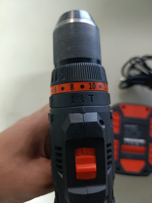 Ударний шуруповерт