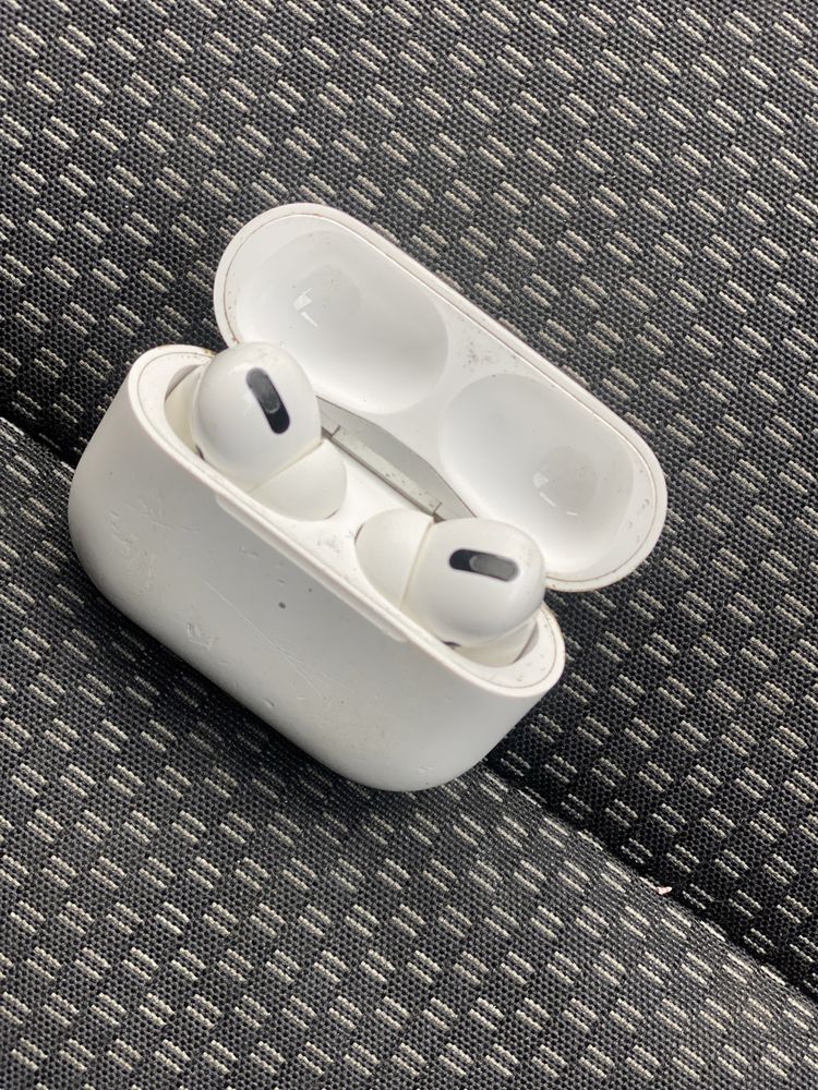 Продам наушники Apple AirPods Pro