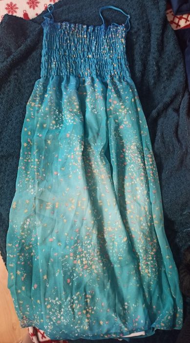 Niebieska sukienka z gumką w biuście i regulowanymi ramiączkami