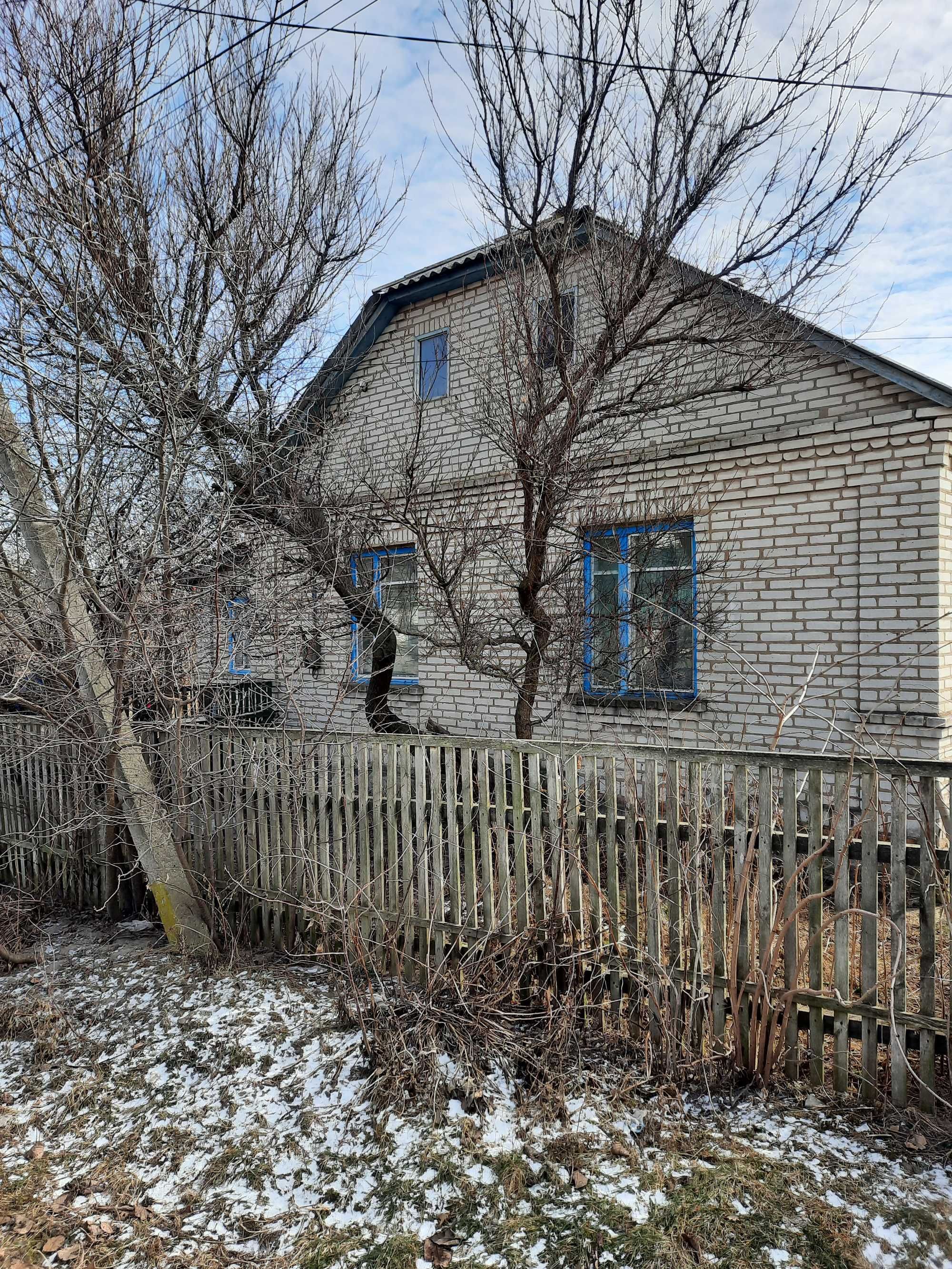 Продам будинок в селищі Ружин Житомирської області.