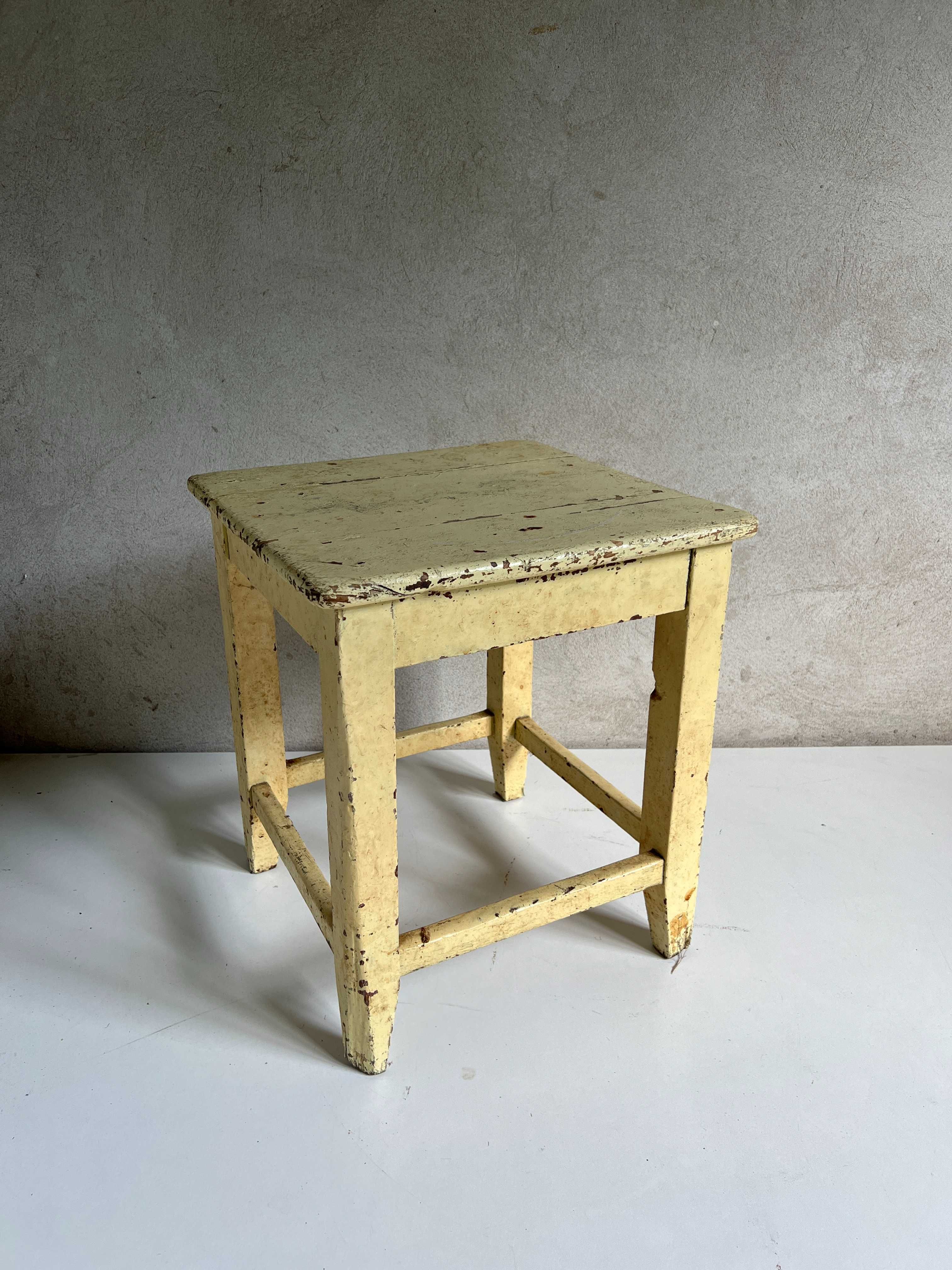 Taboret drewniany PRL / Stary taboret kuchenny / Stolik nocny ANTYK