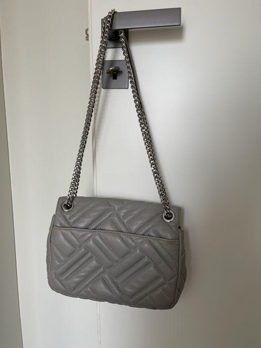 Mala de ombro Michael Kors cinza
