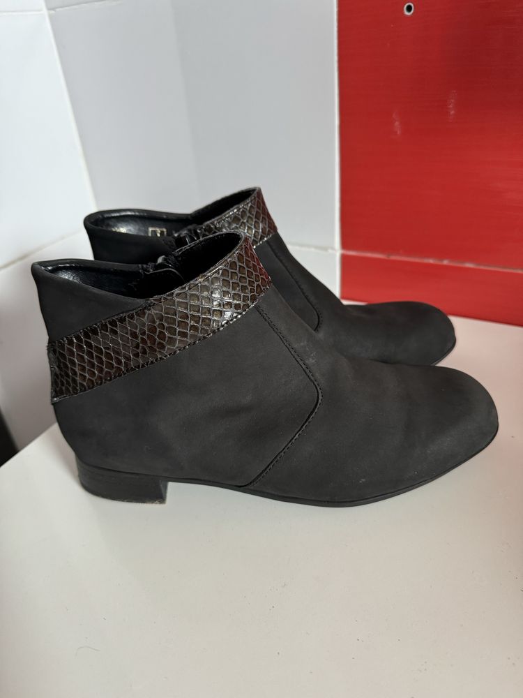 Czarne skórzane botki