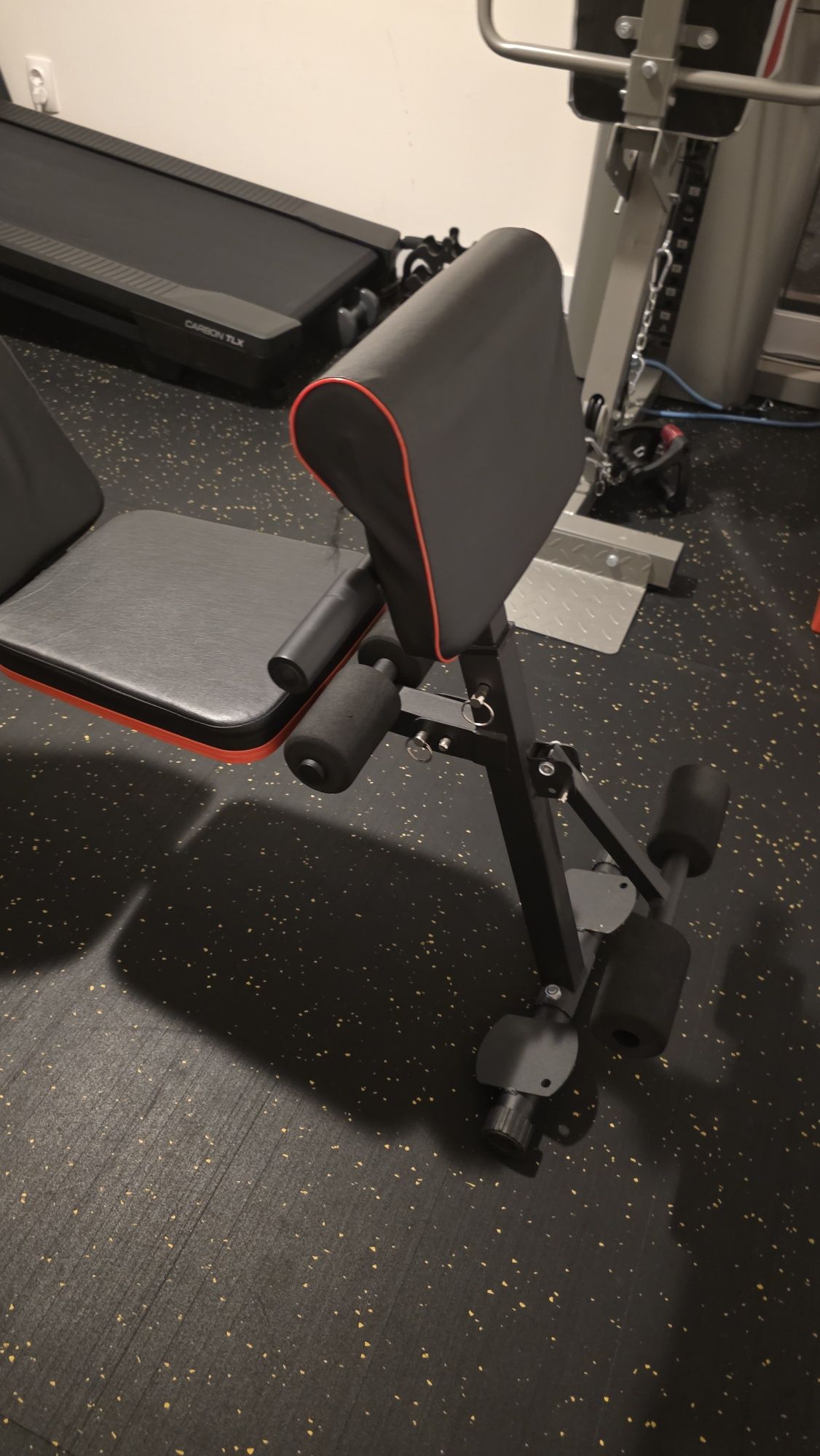 Banco de treino ajustável em ótimo estado.