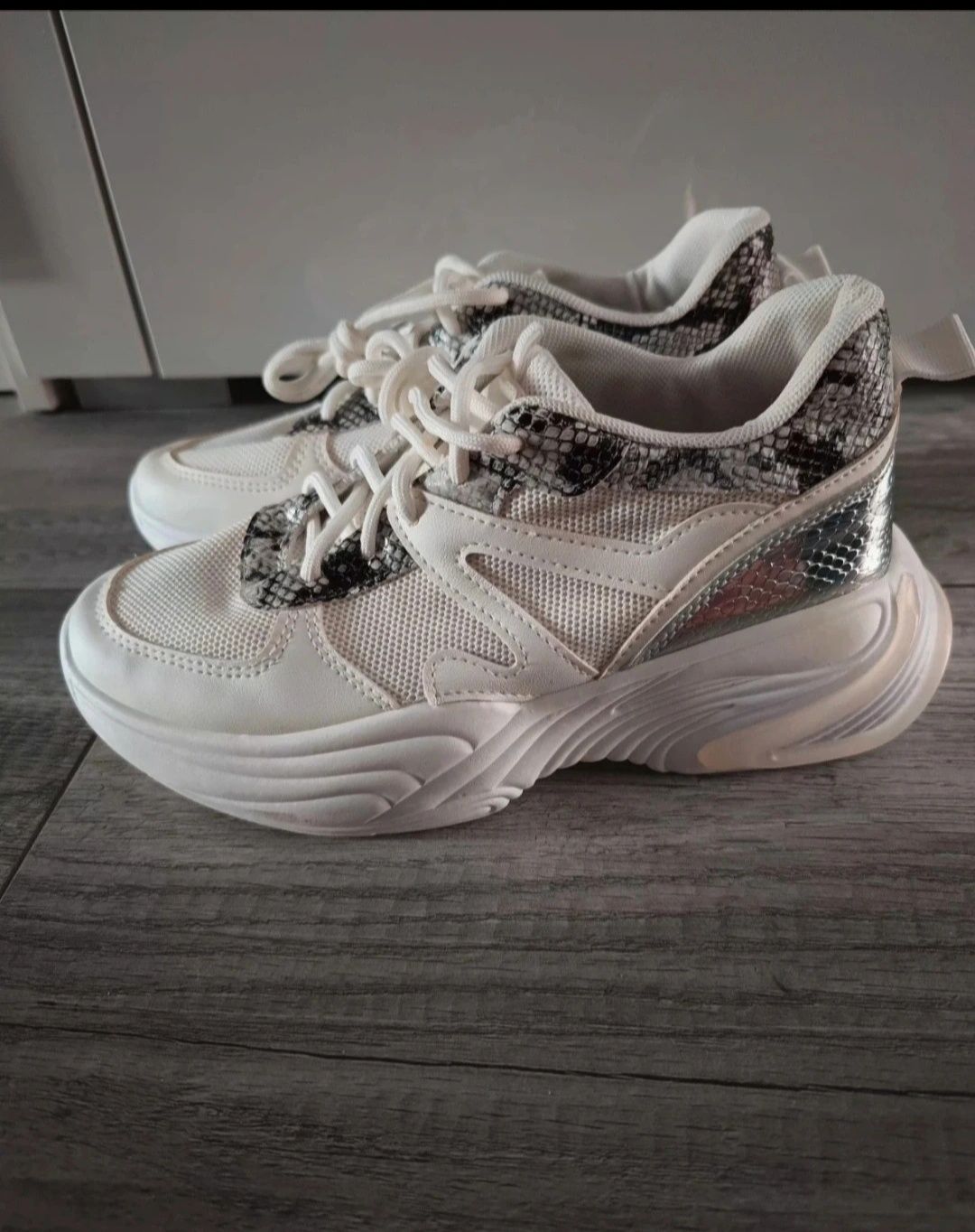 Białe buty sneakersy adidasy sportowe rozmiar 38