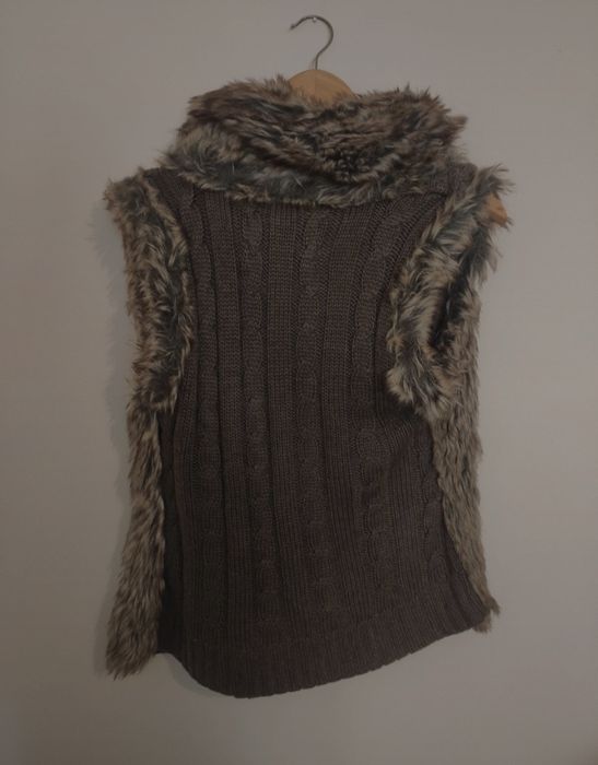Colete de pêlo castanho