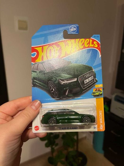 машинка Hot Wheels '17 Audi RS 6 Avant