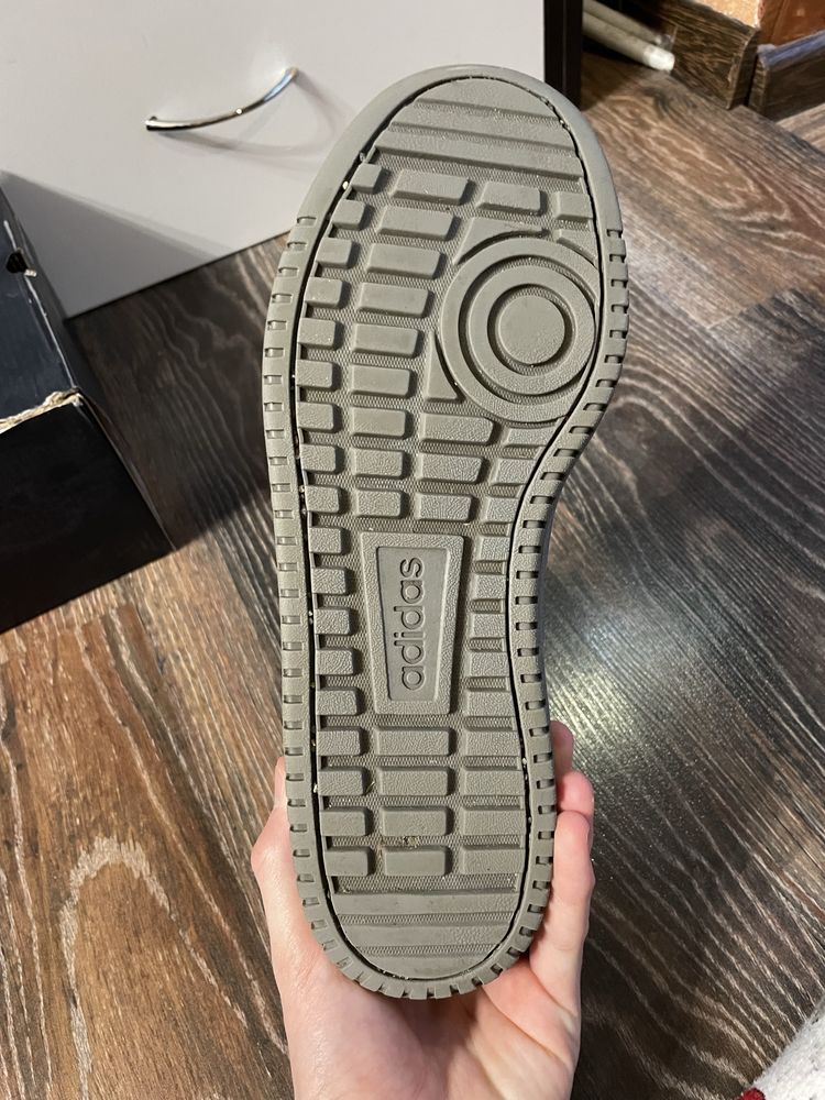 Кросівки Adidas.