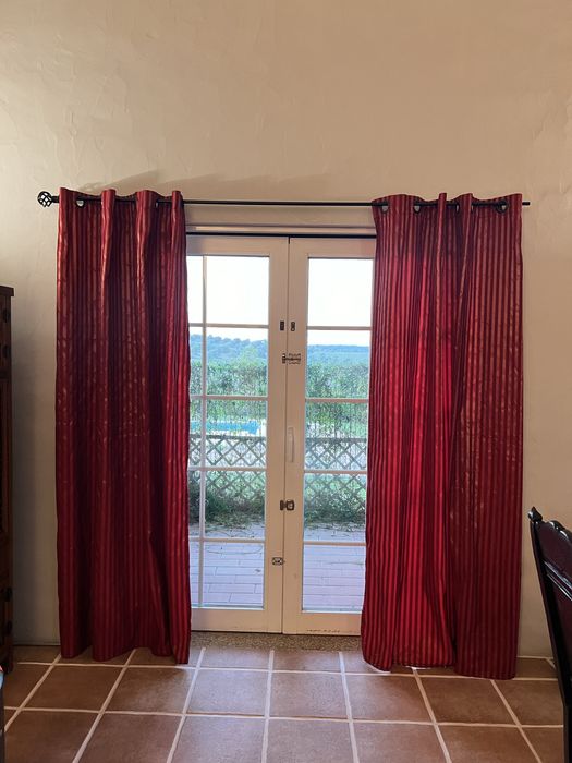 2 pares de cortinados vermelhos opacos às riscas