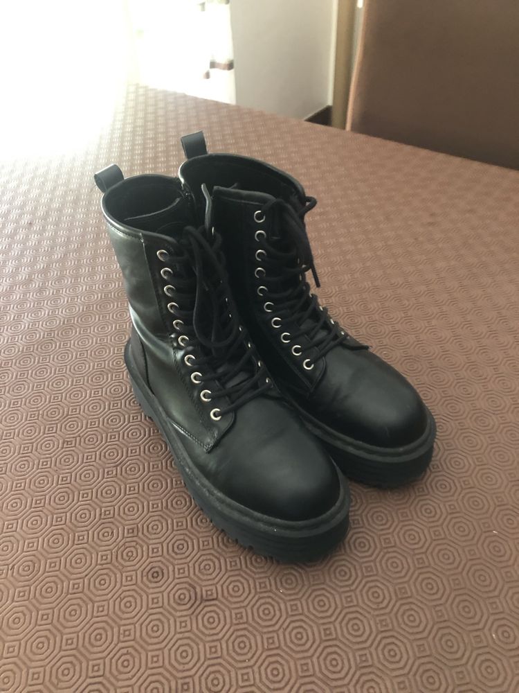 botas pretas de pele