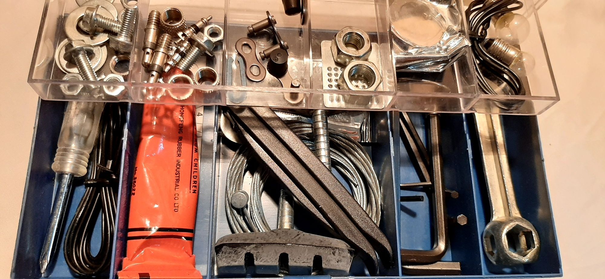 Kit de reparação portátil  completo para bicicletas com 65 peças