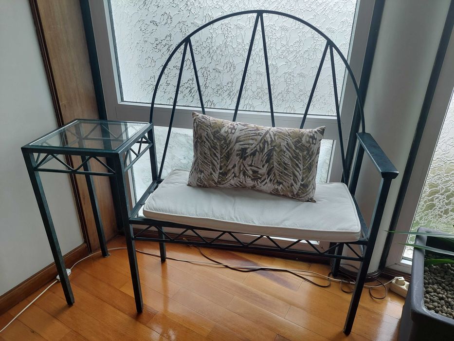 Banco de decoração com Estrutura de metal.