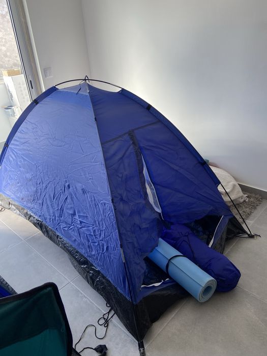 2 tendas de acampamento, 2 sacos cama e 2 tapetes de yoga