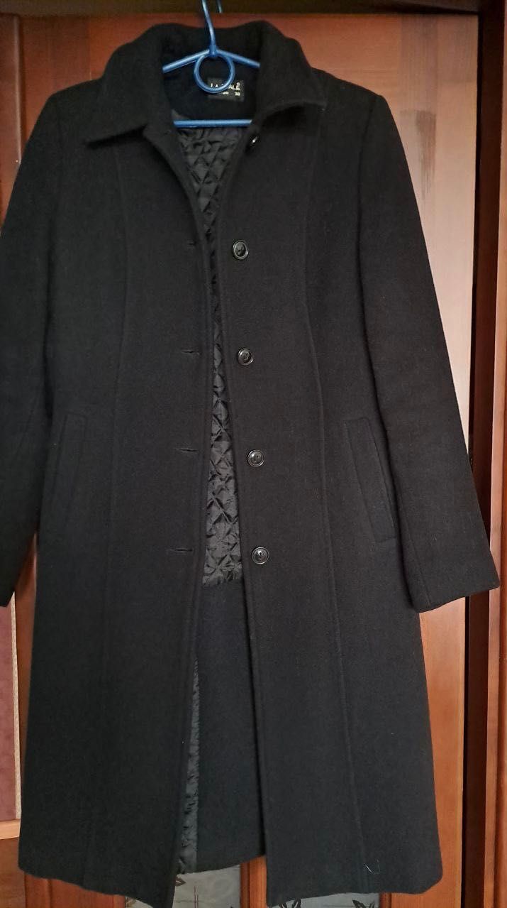 Жіноче чорне пальто