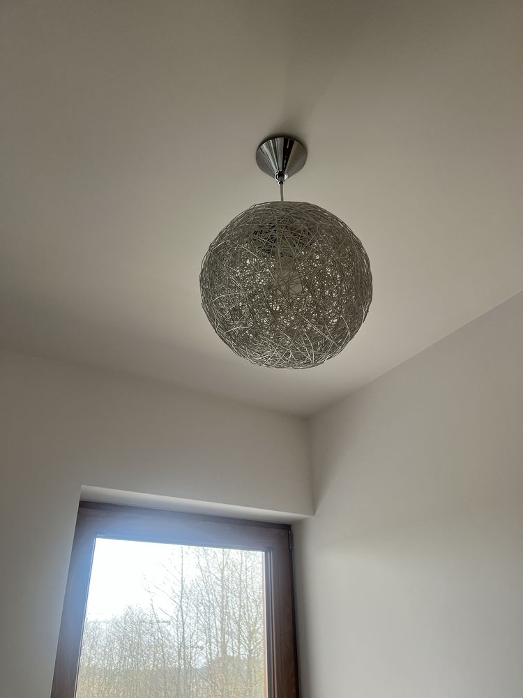 Lampa sufitowa srebrna kula
