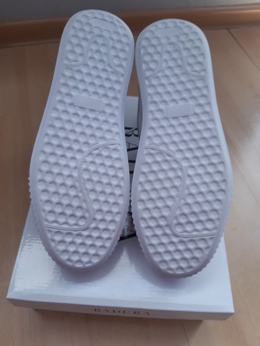 obuwie sneakersy