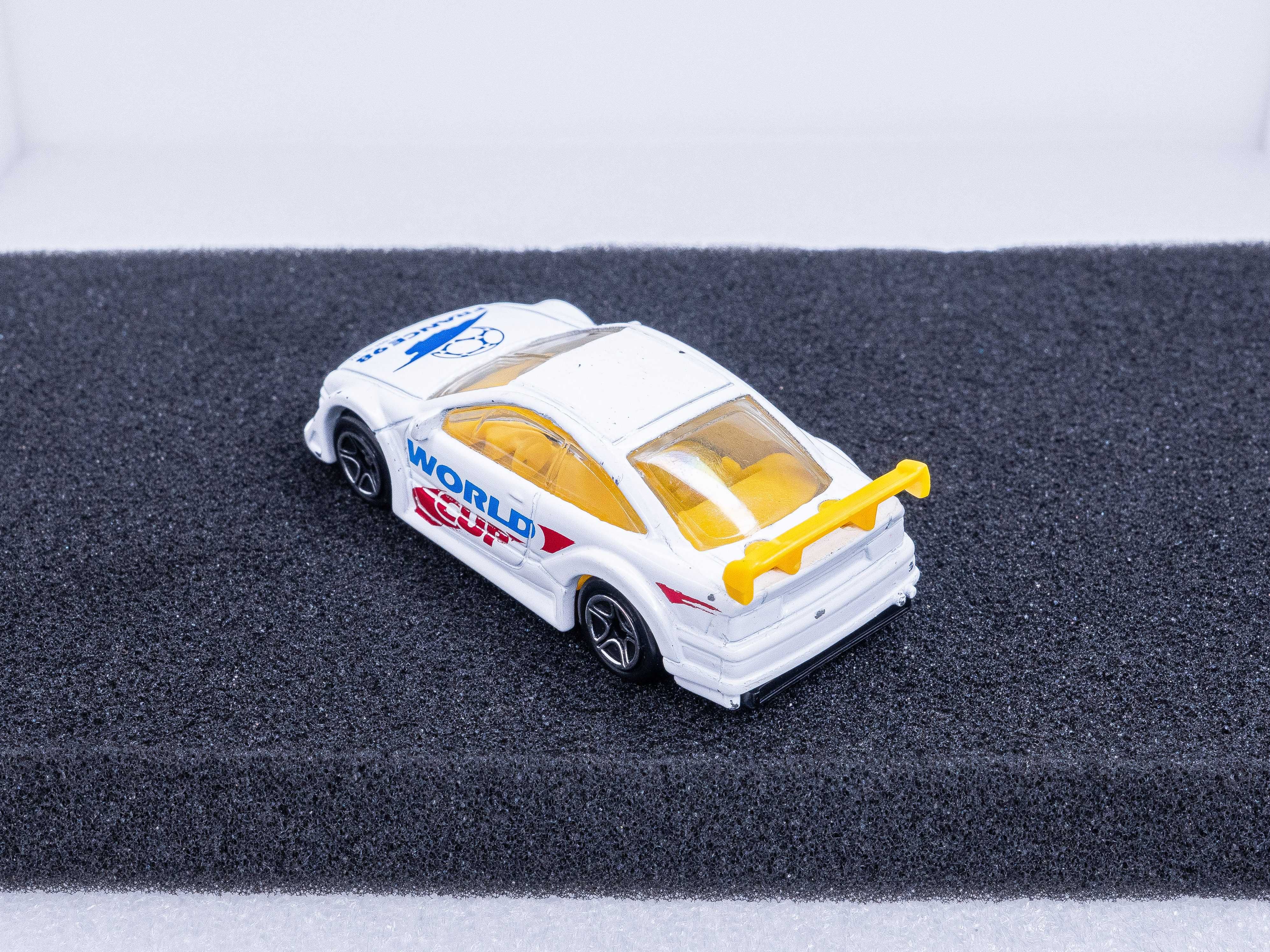 Matchbox Opel Calibra DTM z roku 1998 stan kolekcjonerski