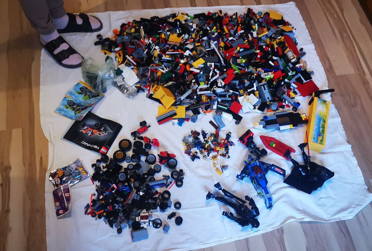 Mix klocków lego 8kg w tym dwie figurki z Star Wars.