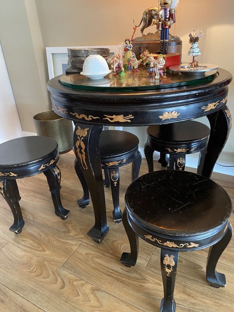 Mesa de apoio com 4 bancos