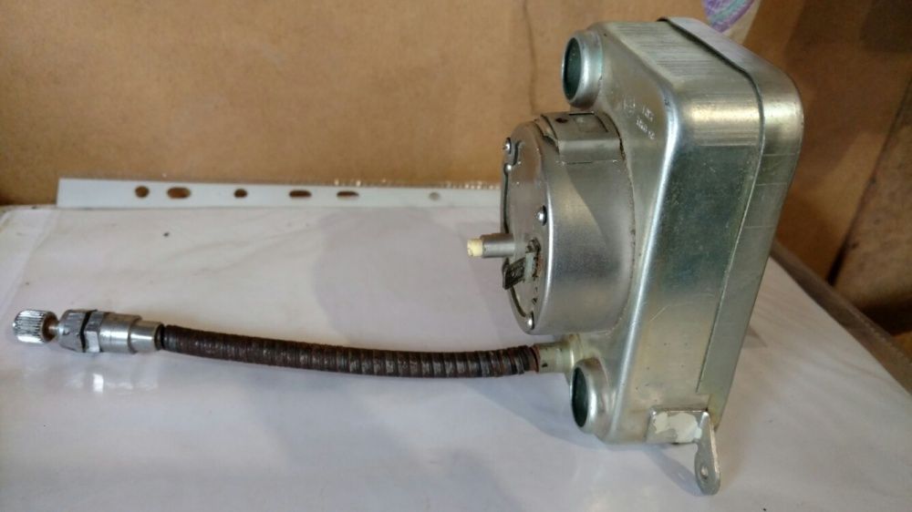 Годинник  автомобільний,люмінесцентні  стрілки.