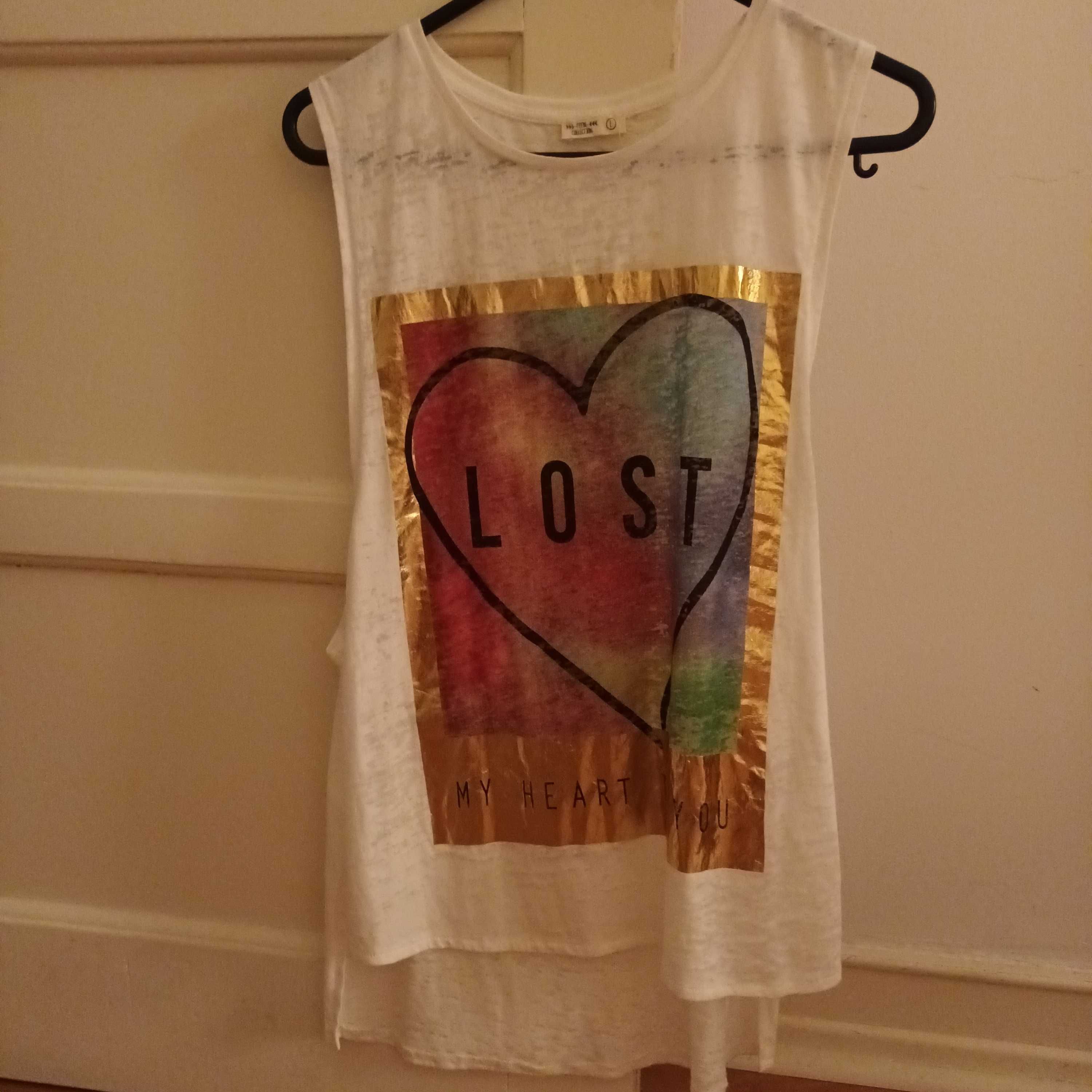 T-shirt com aberturas laterais