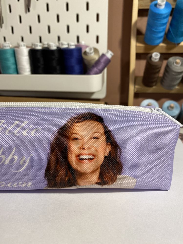 Piórnik Millie Bobby Brown nowy fioletowy