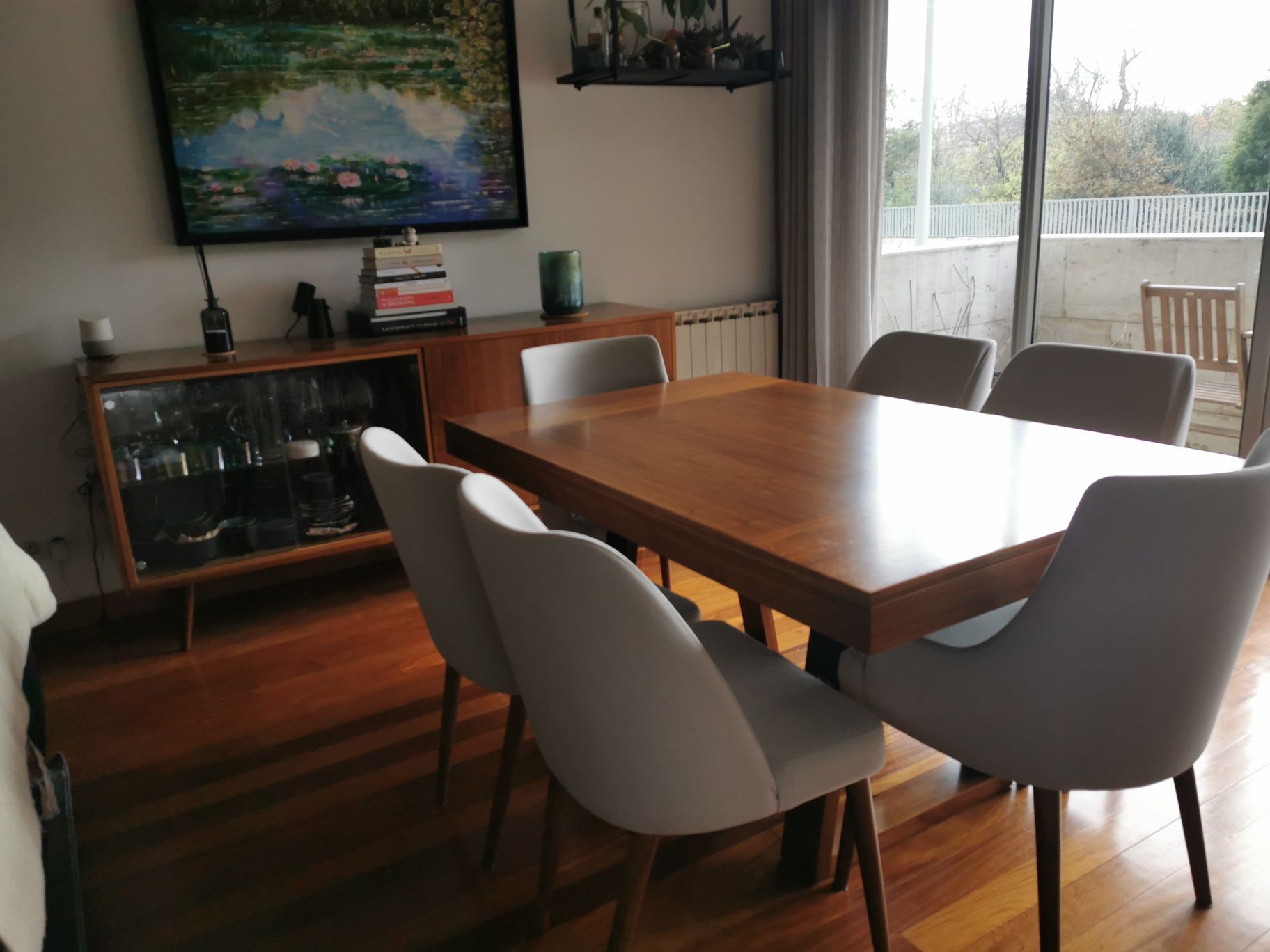 Mesa e cadeiras da sala