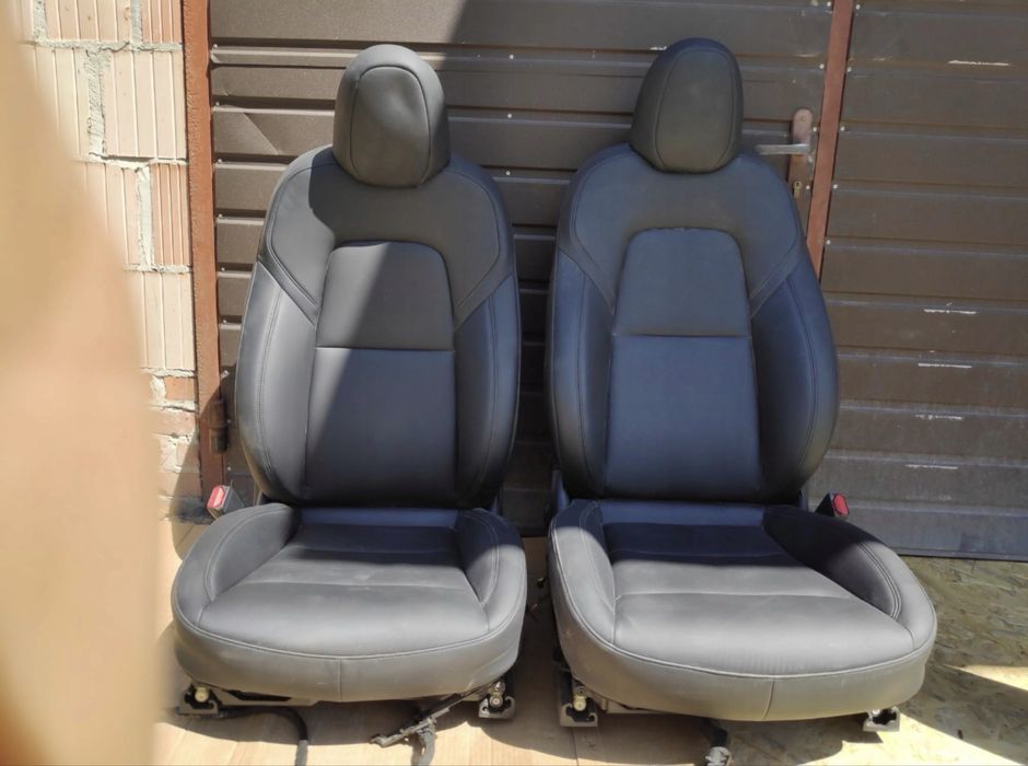 Tesla Model Y 2023 - 2025 салон, карти, консоль