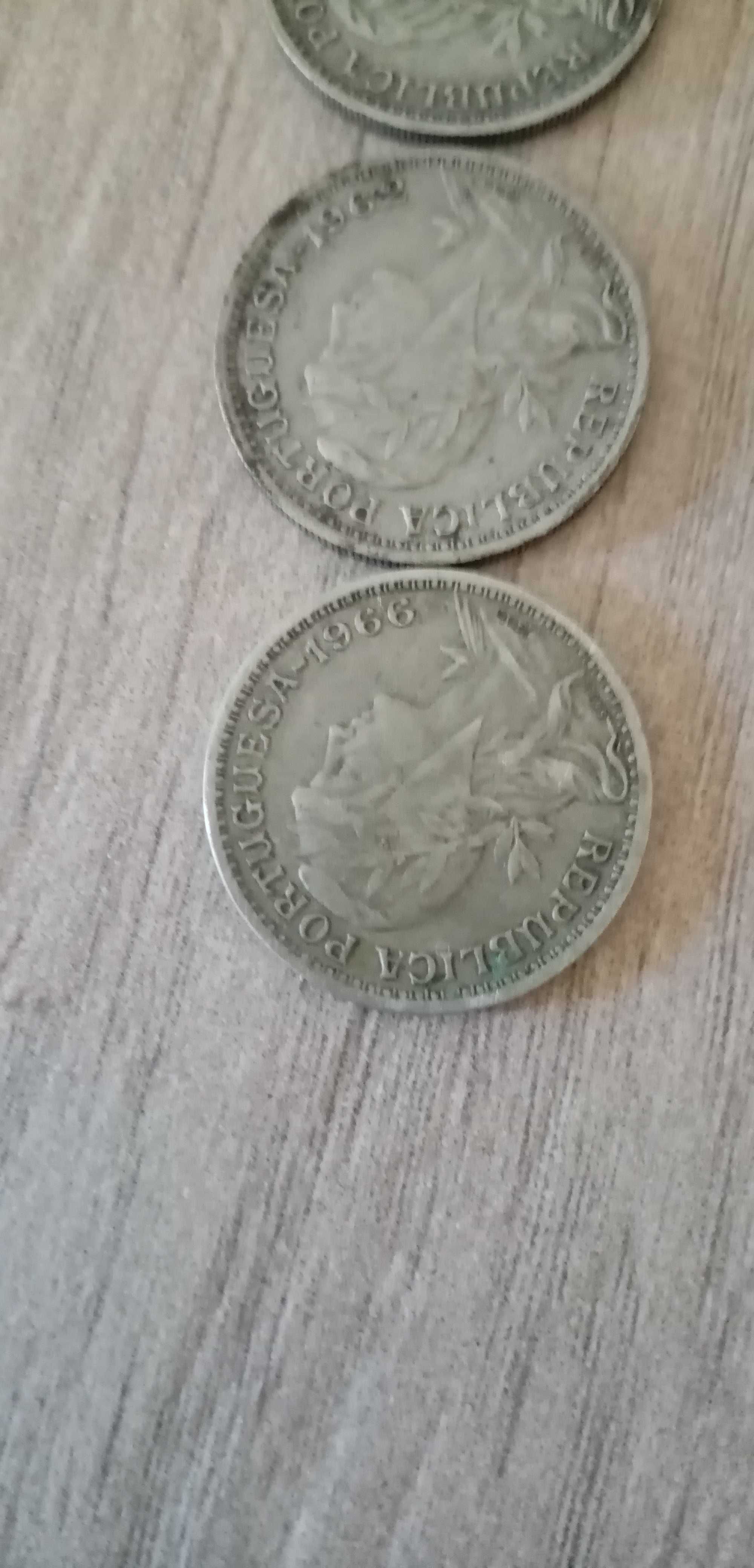 Moedas de 10 centavos 1 escudo e 50 centavos