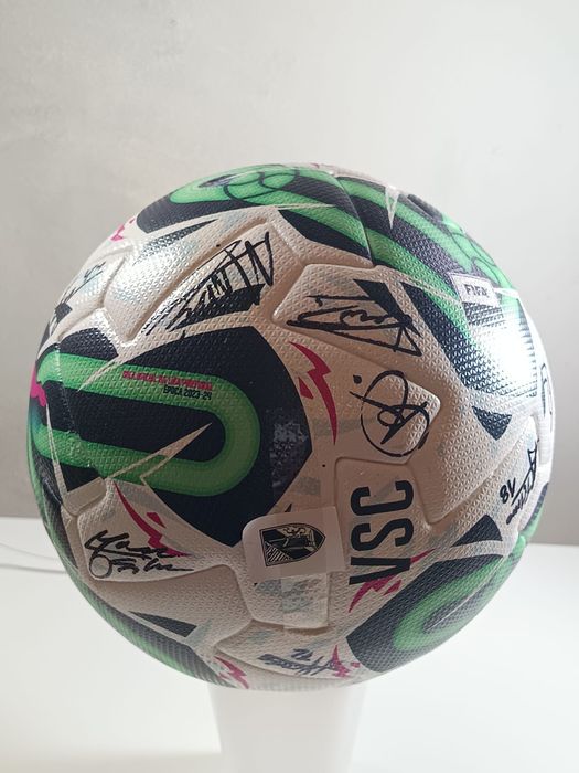 Bola oficial autografada pelo plantel Vit. Guimarães
