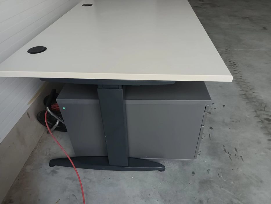 Biurko elektryczne z elektrycznie regulowanym blatem