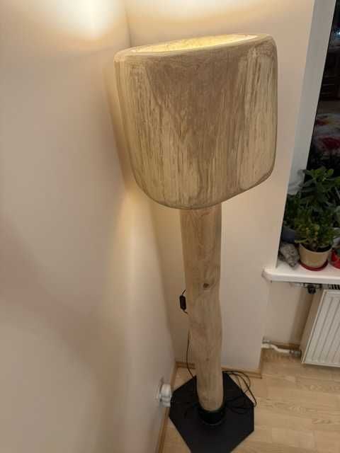 Dębowa lampa stojąca  z ciekawym abażurem dębowym.