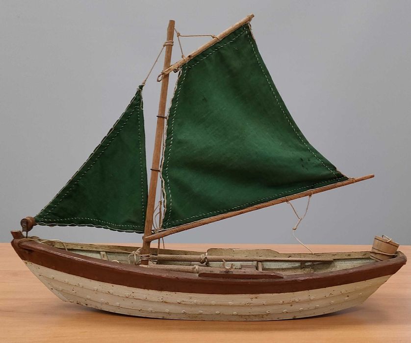 Barco Dóri à escala da pesca do bacalhau à linha .