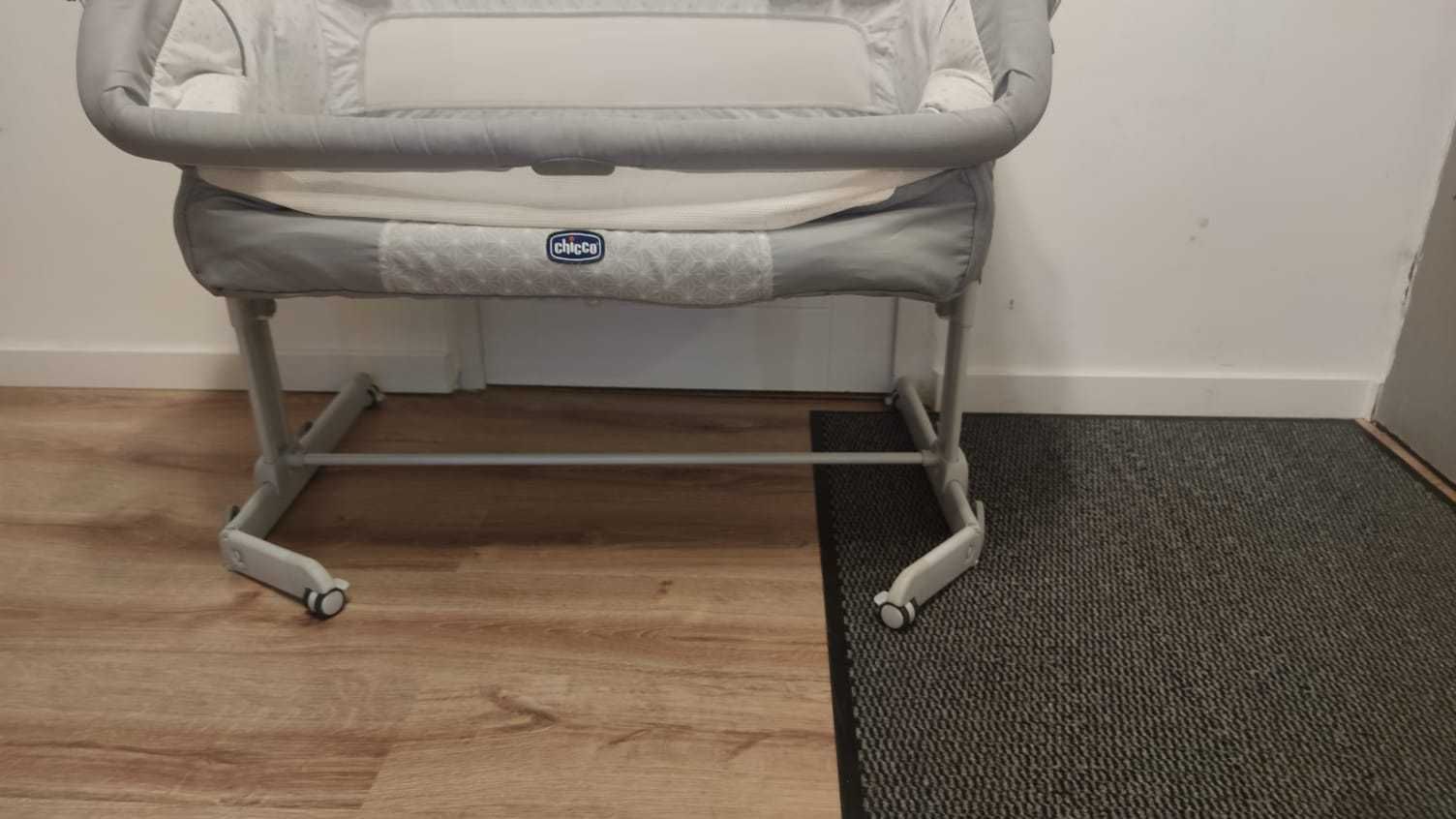 Łóżeczko dostawne CHICCO Next2Me + dwa prześcieradła