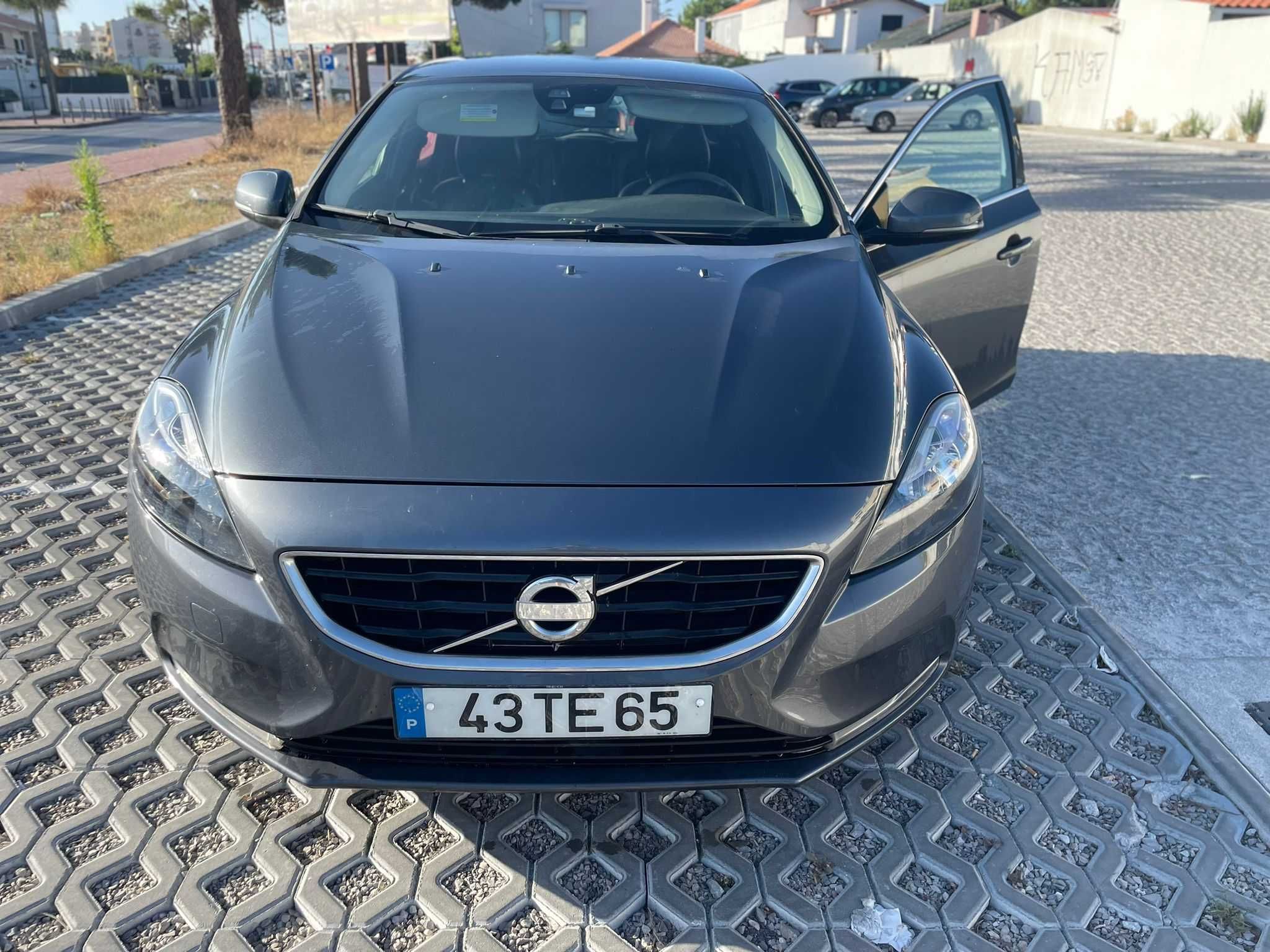 Volvo V40 1.6 Diesel GPS Câmara Sensores Estofos em Pele Económica