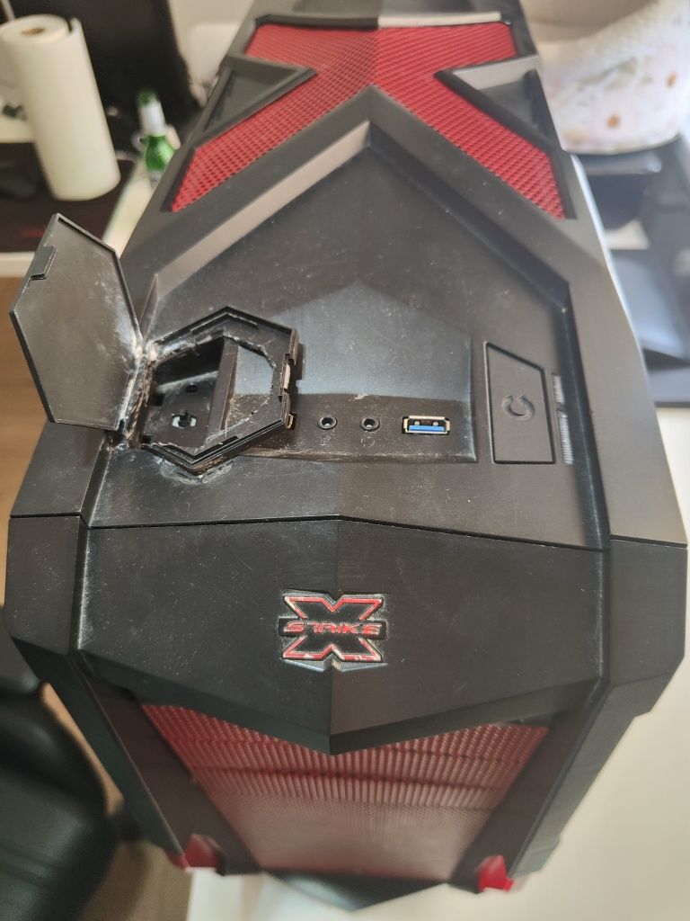 Komputer wraz z monitorem