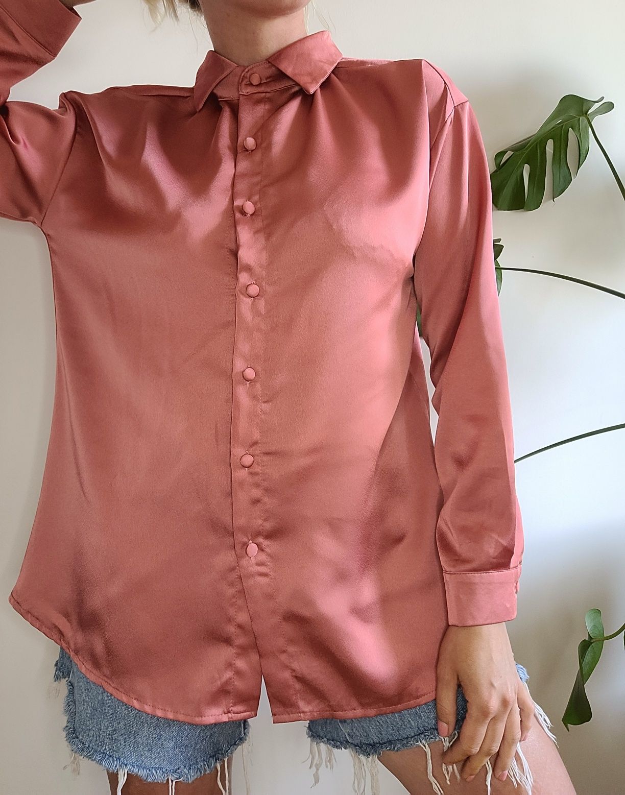 Długa włoska błyszcząca koszula z kołnierzykiem oversize
